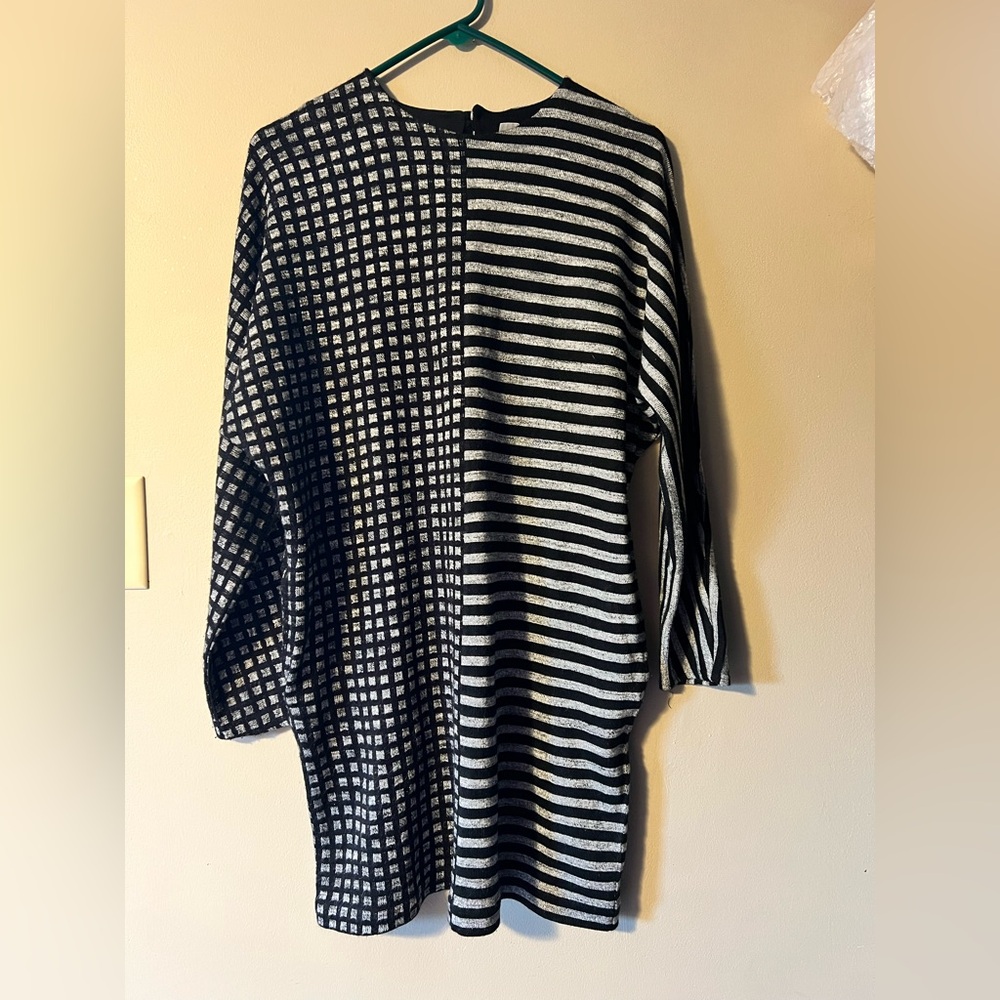 Suku San black and gray geometric print sz38 long sleeve pocketed tunic.